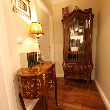 Golden Apartment *