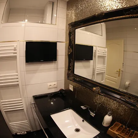 Golden Apartment *